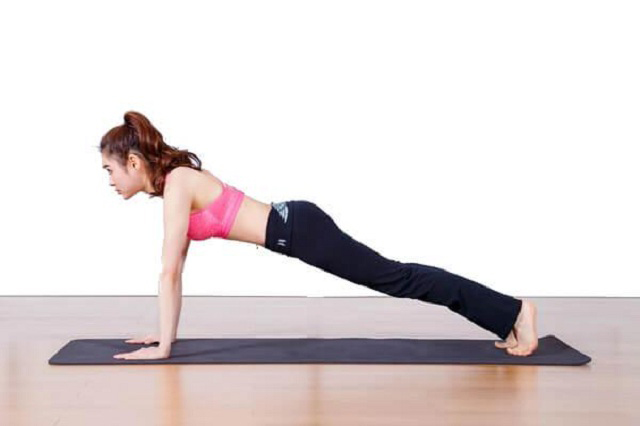 Động tác tự tập yoga tại nhà này giúp giảm mỡ bụng một cách hữu hiệu.